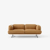 Sofa Inland 2-seter fra &tradition med svarte ben og konjakkfarget skinn Noble Leather Cognac