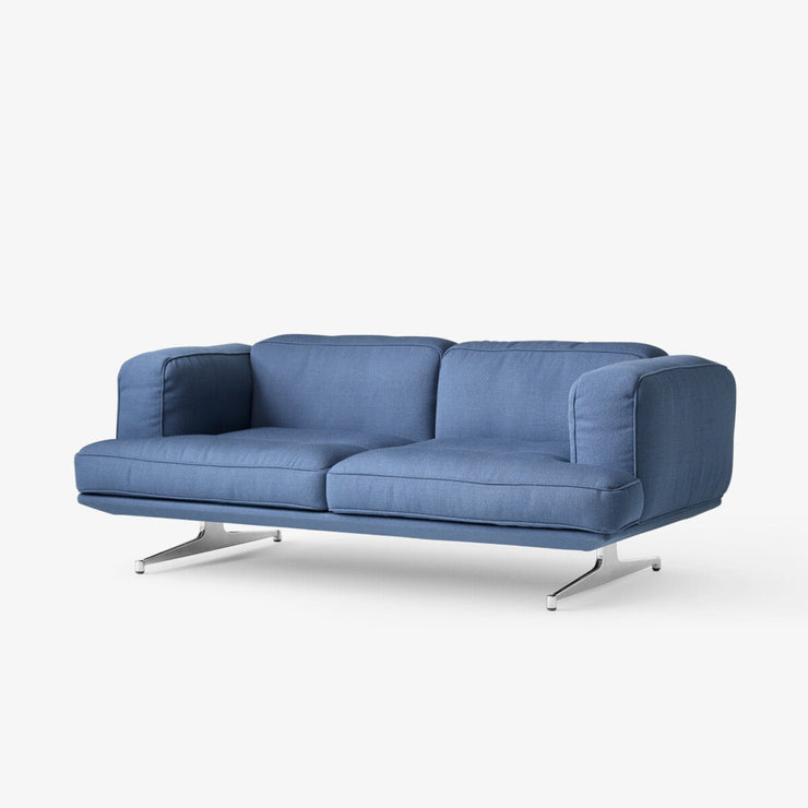Sofa Inland 2-seter fra &tradition med ben i krom og tekstilet Vidar 733 (PG4)