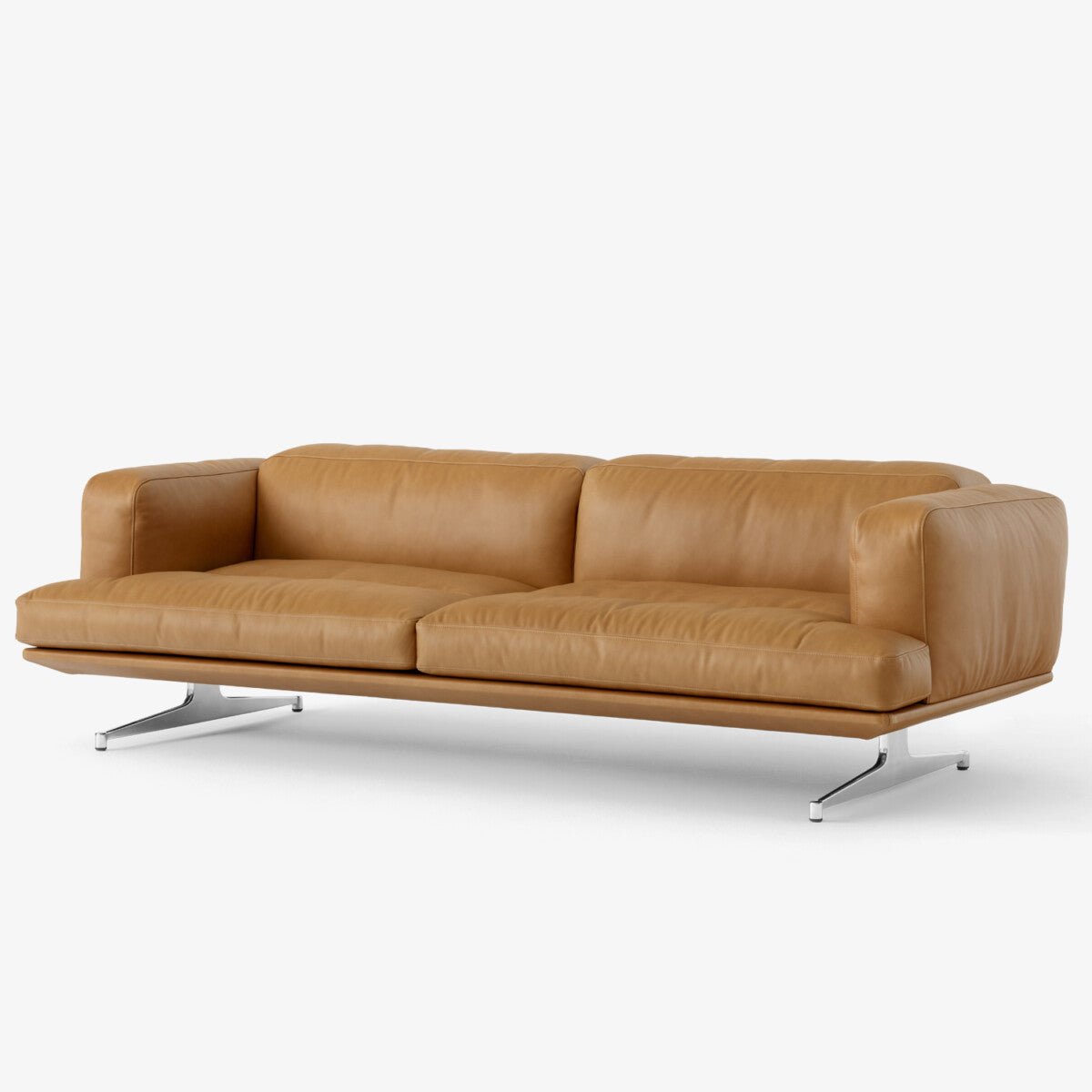 Sofaen Inland finnes også som 3-seter. Her med ben i krom og konjakkfaret skinn Noble Leather Cognac. 