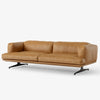 Sofa Inland 3-seter fra &tradition med svarte ben og konjakkfarget skinn Noble Leather Cognac