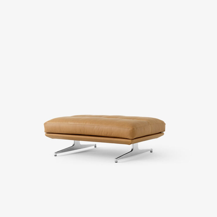 Puff Inland fra &tradition med ben i krom og konjakkfarget skinn Noble Leather Cognac