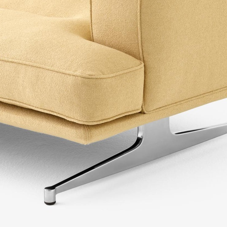 Sofa Inland med sjeselong fra &tradition med ben i krom og tekstilet Acca 0231 (PG4)