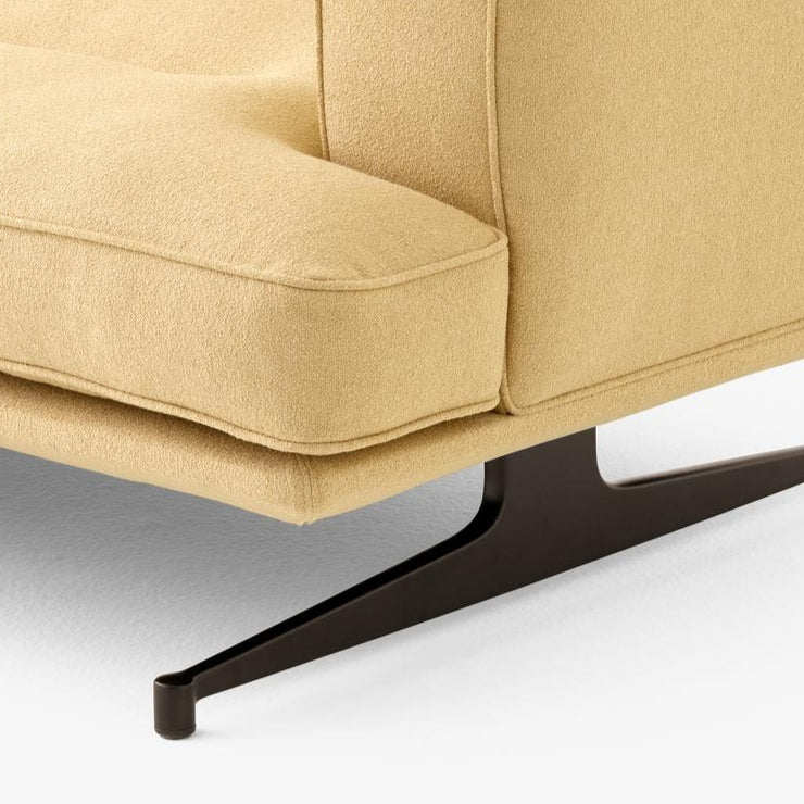 Sofa Inland med sjeselong fra &tradition med brunsvarte ben og tekstilet Acca 0231 (PG4)