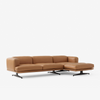 Sofa Inland med sjeselong fra &tradition med svarte ben og konjakkfarget skinn Noble Leather Cognac