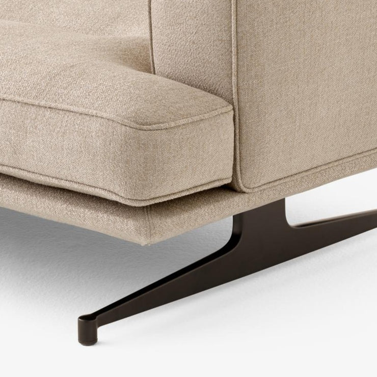 Sofa Inland med sjeselong fra &tradition med svarte ben og tekstilet Ecriture 0240 (PG4)