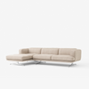 Sofa Inland med sjeselong fra &tradition med ben i krom og tekstilet Ecriture 0240 (PG4)