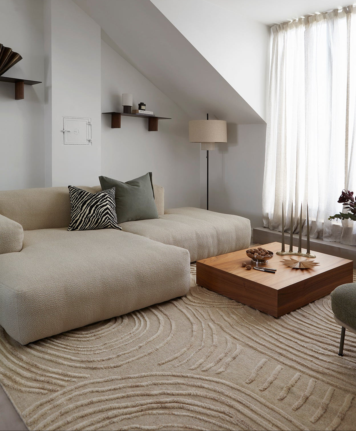 Her står en sandfarget variant av sofaen Mags Soft Low armrest 2,5 -seter fra Hay, i kombinasjon 3, i en moderne og kul stue i Oslo, som OsloDeco har innredet i samarbeid med L’appartement. Foto: Birgit Fauske