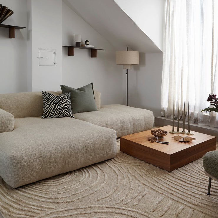 Her står en sandfarget variant av sofaen Mags Soft Low armrest 2,5 -seter fra Hay, i kombinasjon 3, i en moderne og kul stue i Oslo, som OsloDeco har innredet i samarbeid med L’appartement. Foto: Birgit Fauske
