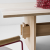 Trekilene i Jeppe Utzon Table #2 fra dk3 er både en tydelig visuell detalj og en viktig del av bordets stabile konstruksjon.