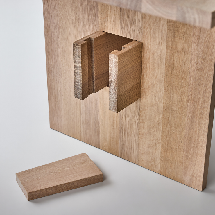 Ideen bak designet til spisebordet Jeppe Utzon Table #2 fra dk3 er at det skulle kunne monteres og demonteres intuitivt uten bruk av verktøy og skruer.