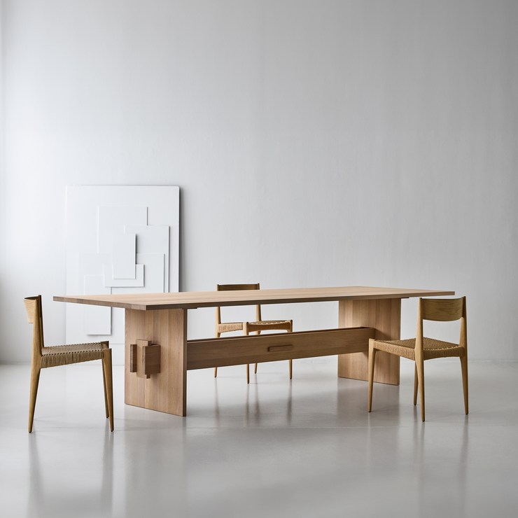 Da den danske arkitekten og designeren Jeppe Utzon begynte å lage skisser til spisebordet Jeppe Utzon Table #2 for dk3, var målet hans å skape et solid bord i heltre som kombinerer tidløst design med optimal utnyttelse av materialet.