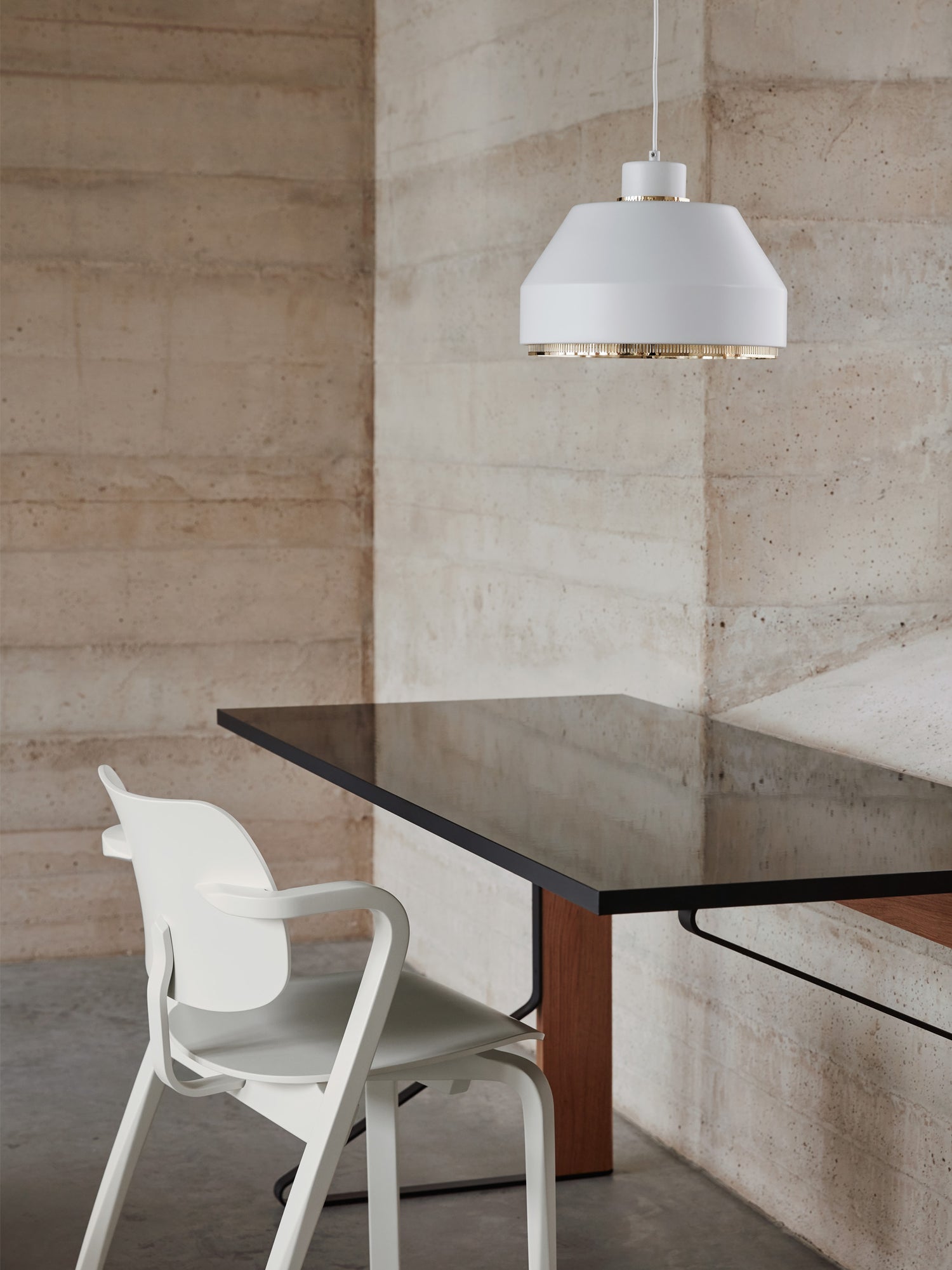 Bilde av skrivebordet Kaari Desk fra Artek i interiør og stein og betong. 