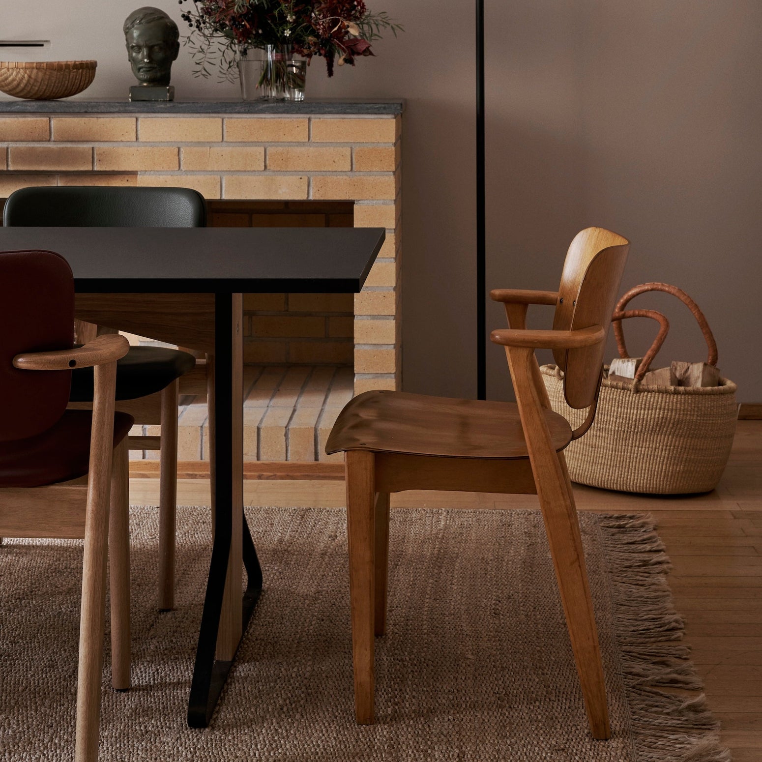 Domus Chair fra Artek i beiset honningfarge
