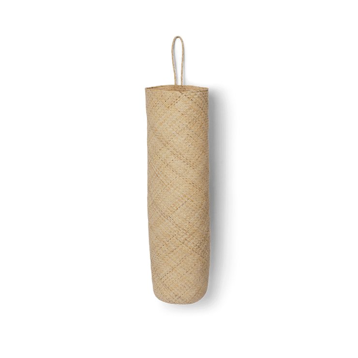 Kurv Sato Long Basket fra Ferm Living tilfører et delikat, håndverksmessig preg til ethvert rom.