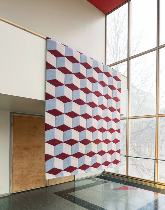 Ute etter et statement-teppe i deilig ull? Teppet Illusion fra Layered leker med geometri og perspektiver og er kledd i deilige fargekombinasjoner som skaper en fascinerende optisk effekt og gir rommet en fin dybde.