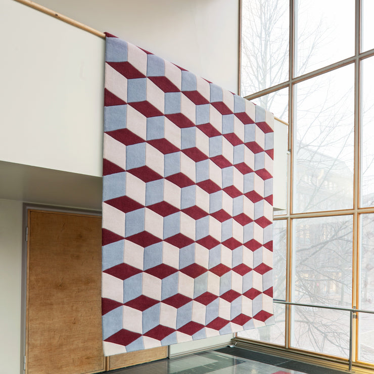 Ute etter et statement-teppe i deilig ull? Teppet Illusion fra Layered leker med geometri og perspektiver og er kledd i deilige fargekombinasjoner som skaper en fascinerende optisk effekt og gir rommet en fin dybde.