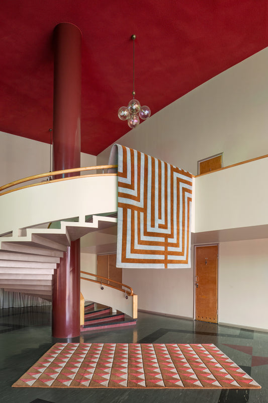 Ute etter et elegant statement-teppe i deilig ull? Teppet Letters fra Layered, som har et labyrintisk mønsterdesign, kommer i en vakker kombinasjon av blågrønt og ravgult – som er så fint til både lyst og mørkt treverk! Satt opp mot andre fargede elementer kan du skape ekstra spennende kontraster. 