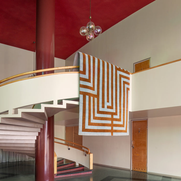 Ute etter et elegant statement-teppe i deilig ull? Teppet Letters fra Layered, som har et labyrintisk mønsterdesign, kommer i en vakker kombinasjon av blågrønt og ravgult – som er så fint til både lyst og mørkt treverk! Satt opp mot andre fargede elementer kan du skape ekstra spennende kontraster. 