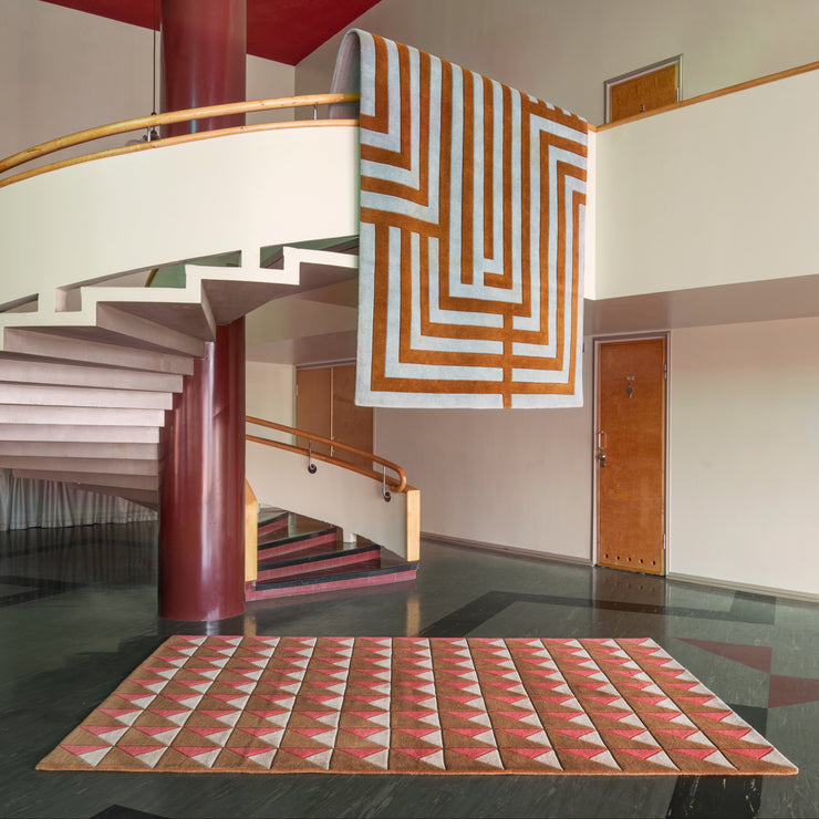 Teppet Triangle er en del av Layered sin 10-årsjubileumskolleksjon, Ten Years Unfolded, der noen av deres mest uttrykksfulle tepper har fått nye farger. De elegante teppene i denne serien er laget i 100% deilig myk ull og kommer i fire ulike størrelser: 180x270 cm, 200x300 cm, 250x350 cm og 300x400 cm. 