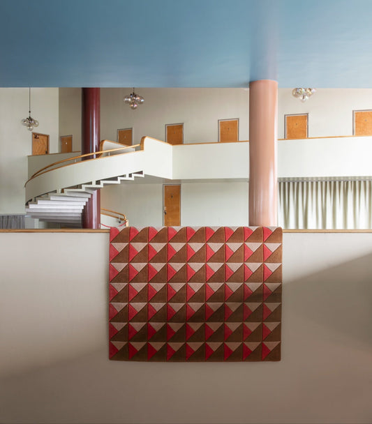 Ute etter et litt lekent statement-teppe i deilig ull? Teppet Triangle fra Layered, som har et geometrisk mønster med tredimensjonal effekt gir rommet en fin dybde og tilfører farge og liv til interiøret i toner av lys beige, brunt og rosa. 