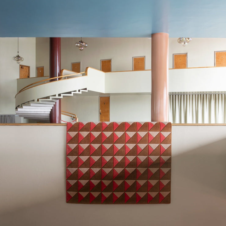 Ute etter et litt lekent statement-teppe i deilig ull? Teppet Triangle fra Layered, som har et geometrisk mønster med tredimensjonal effekt gir rommet en fin dybde og tilfører farge og liv til interiøret i toner av lys beige, brunt og rosa. 