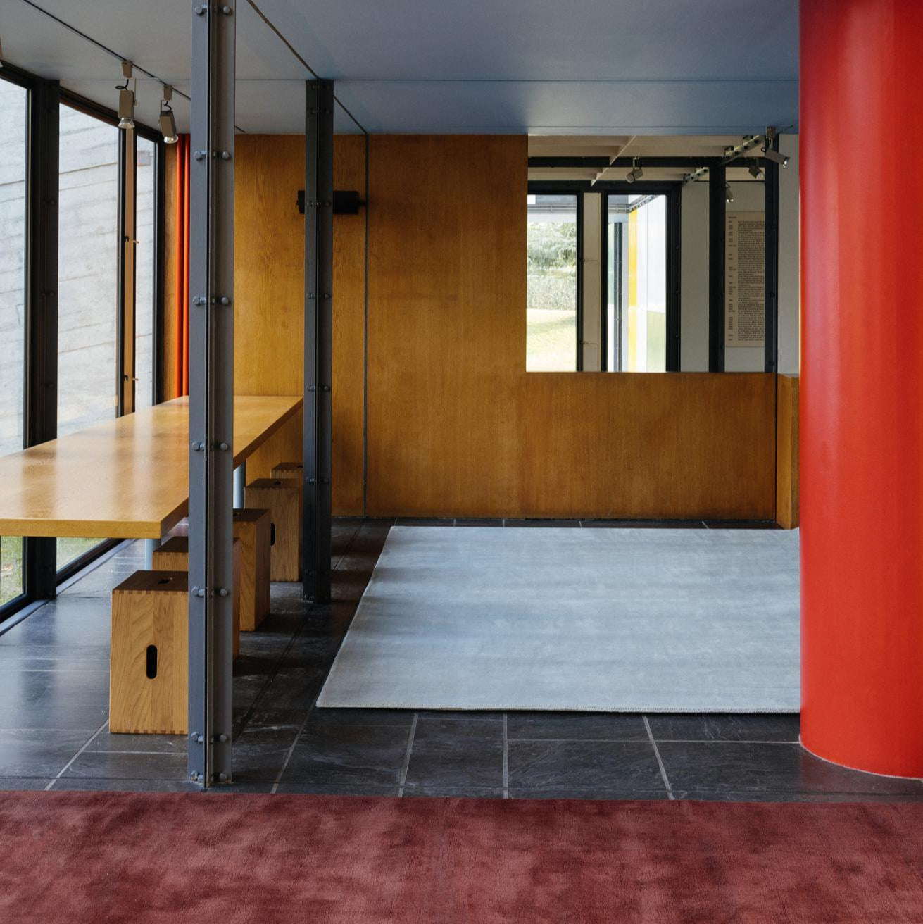 Ullteppet Classic Solid fra Layered i fargen Blue Clair (og Ruby Red)