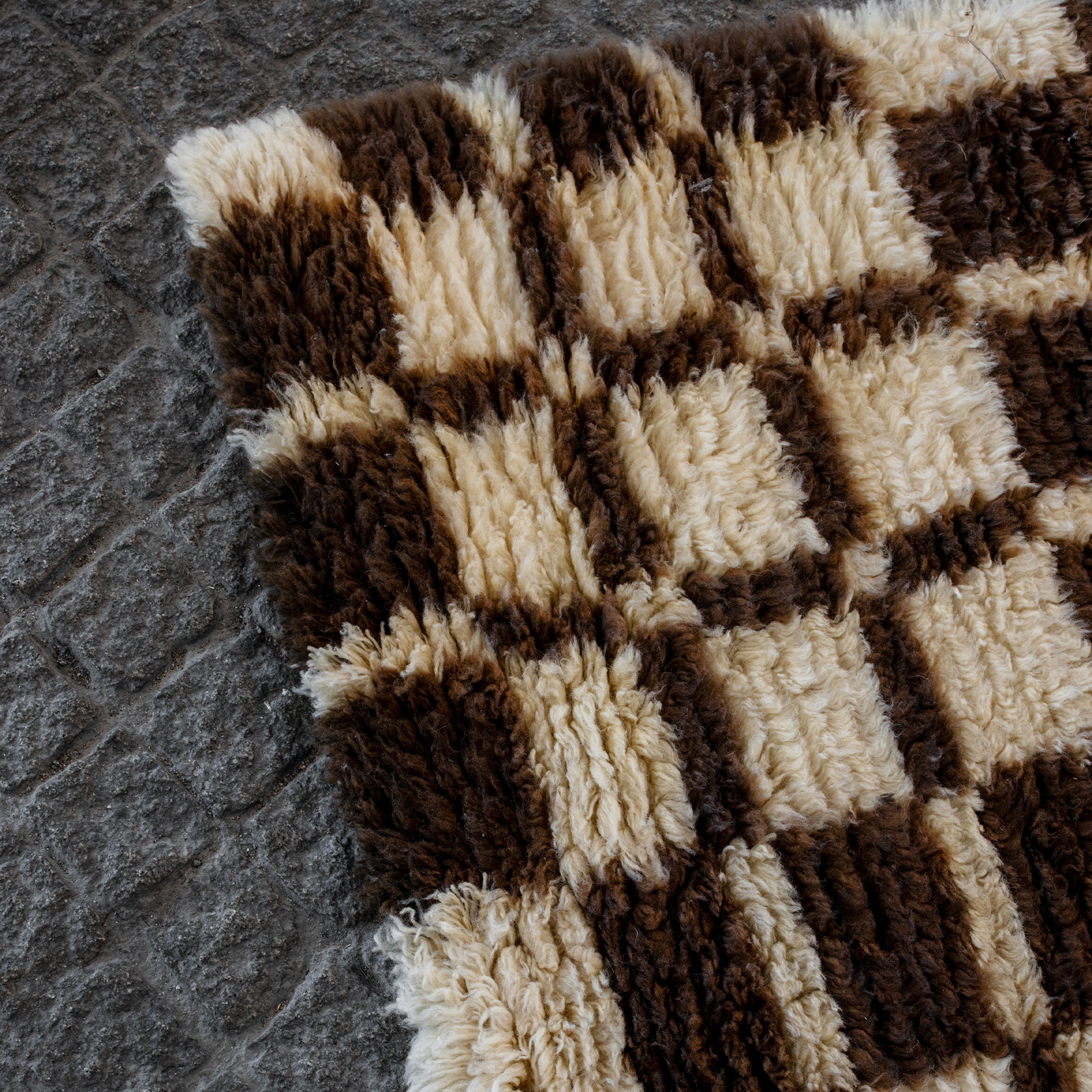 Teppet Shaggy Chestnut fra samarbeidskolleksjonen mellom Layered og Evelina Kroon.