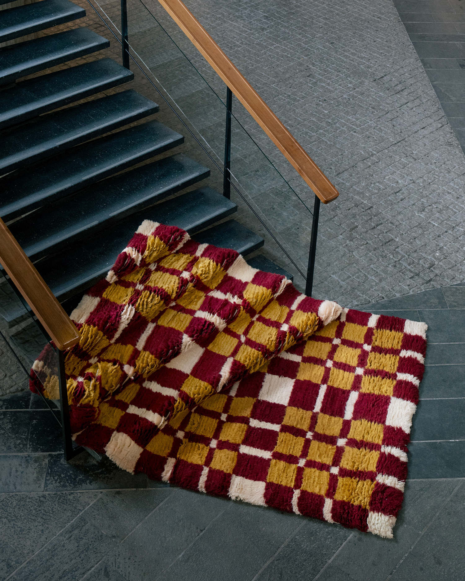 Teppet Shaggy Currant Bush fra samarbeidskolleksjonen mellom Layered og Evelina Kroon.