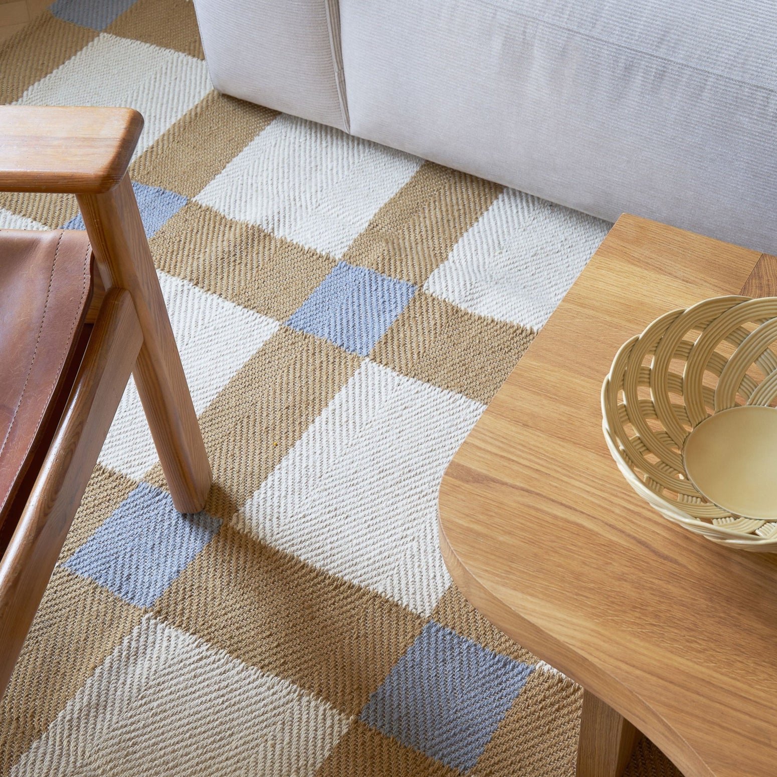 Juteteppet fra Layered designet av Evelina Kroon i mønsteret Dusk har en nydelig fargekombinasjon av oker, gråblått og krem.