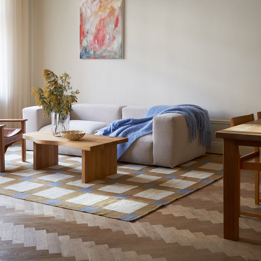 I samarbeid med den svenske kunstneren Evelina Kroon har Layered skapt teppekolleksjonen «The Late Breakfast» – en fargerik, bærekraftig og positiv kolleksjon med jutetepper i fem fine grafiske mønstre. De er så fine!