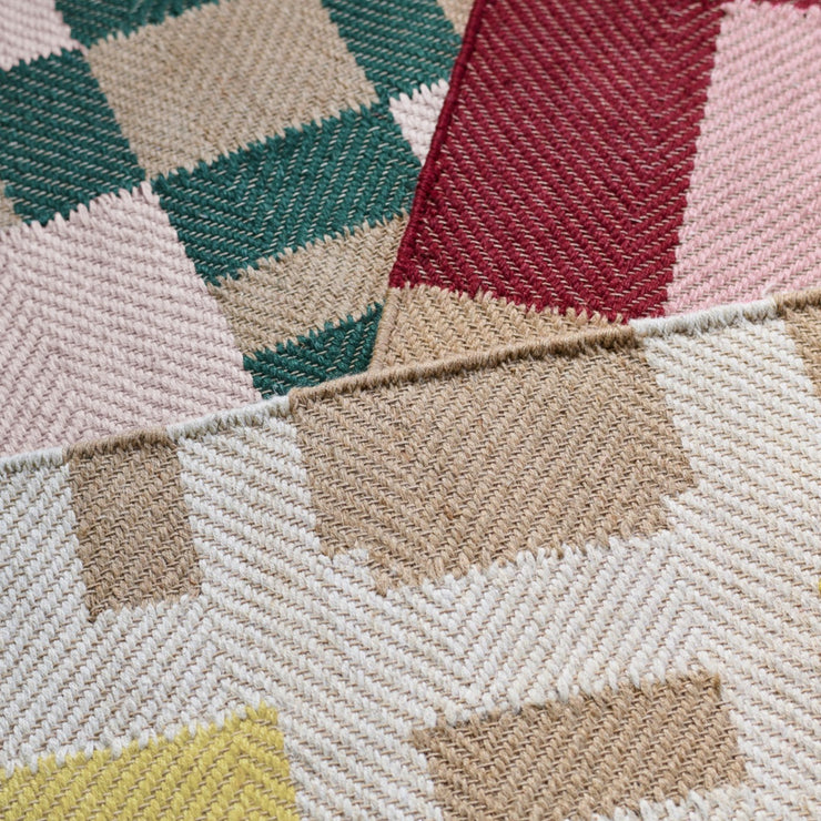 Teppene er håndlaget og kommer i fem ulike grafiske mønstre og fire ulike størrelser.