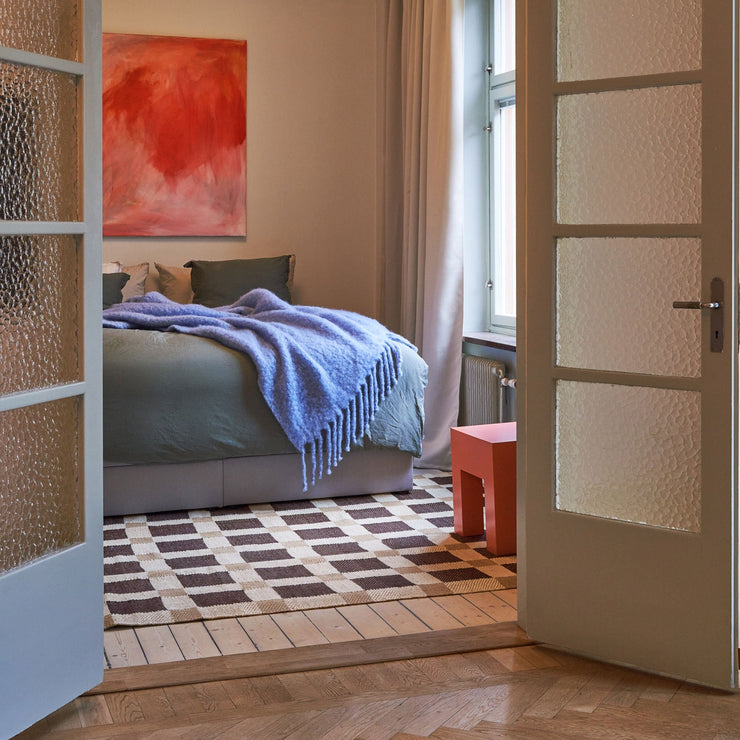 Juteteppe fra Layered designet av Evelina Kroon i mønsteret Sesame bærer farger av beige og brunt. Det kan passe inn i mange hjem og stiler – også mer fargerike hjem! 
