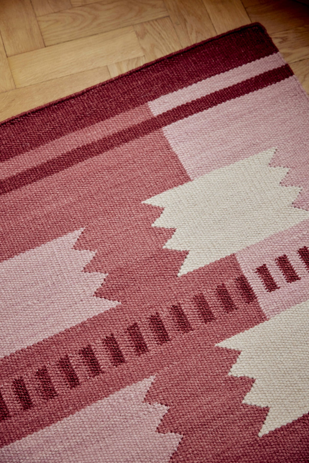 Teppe Röllakan fra Layered, Iris Raspberry