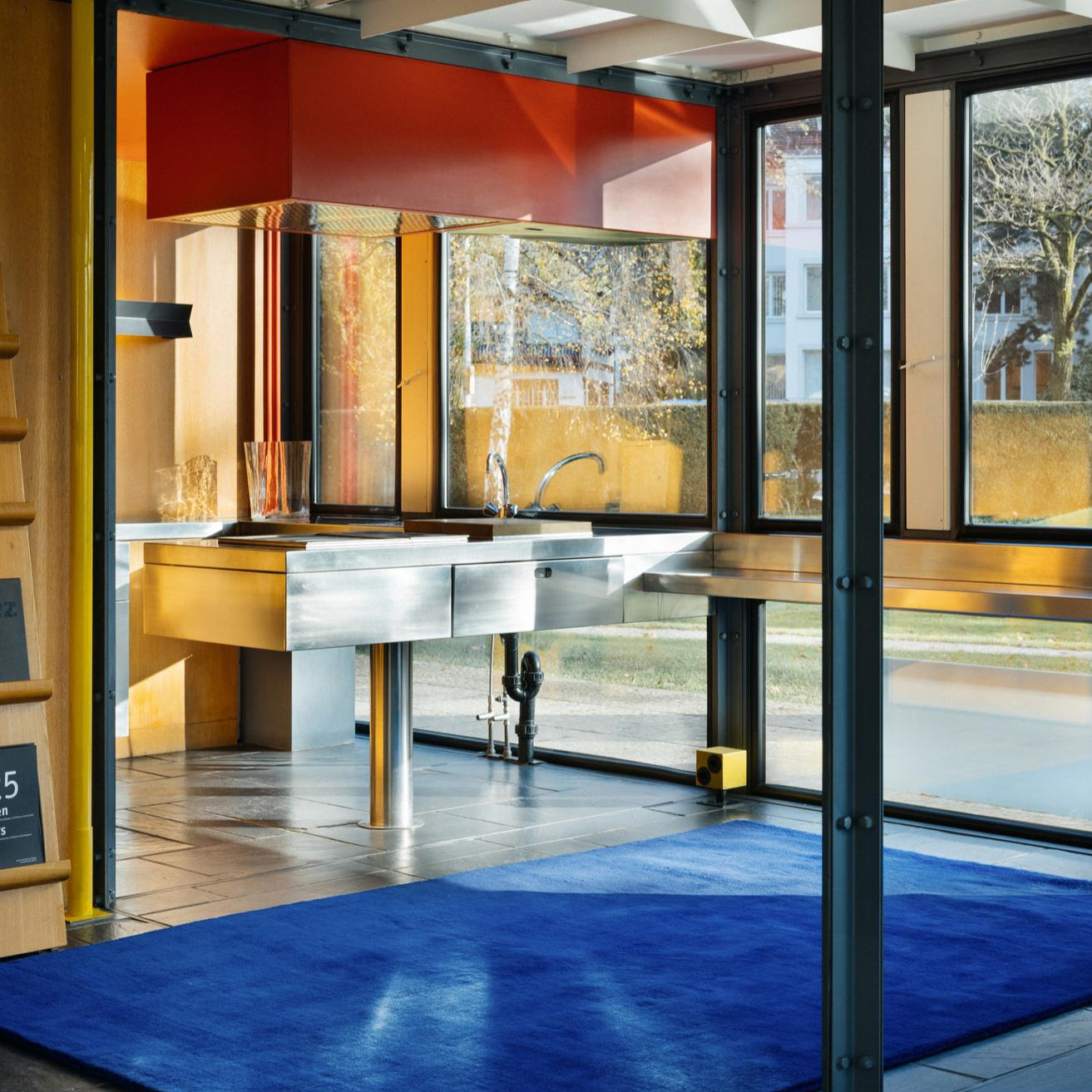 Bildene av teppene i kolleksjonen La Palette er – passende nok – tatt i Pavillon Le Corbusier i Zürich, en bygning i stål og glass, basert på Le Corbusiers ideer og tegninger, laget som en hyllest til arbeidet hans.