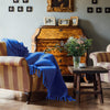 De mer fargesterke variantene kan skape superfine kontraster i innredningen! Her er pleddet Chunky Mohair fra Layered  i fargen Cobalt Blue.