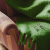 De lange frynsene tilfører de luksuriøse ullpleddene Chunky Mohair fra Layered en leken touch.  Her i fargen Grass Green.