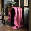 Ullpleddet Chunky Mohair fra Layered i fargen Pink Punch.