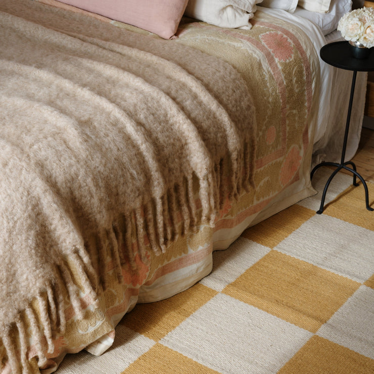 Ullpleddet Chunky Mohair kommer i to størrelser. Det største pleddet egner seg også som et varmende sengeteppe på kalde kvelder! Her i fargen Oatmeal.
