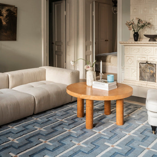Ullteppet Johanna fra Layered med mønster inspirert av Art Deco-estetikk. Dette teppet vil tilføre innredningen en dose eleganse og superdeilig komfort, enten om du bruker det i stuen, gangen eller på soverommet!