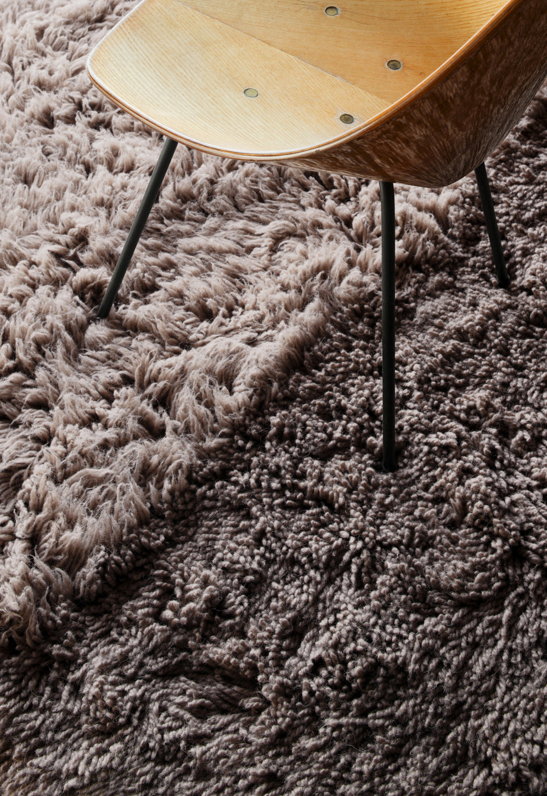 Teppe Shaggy Checked fra Layered i fargen Charcoal Brown