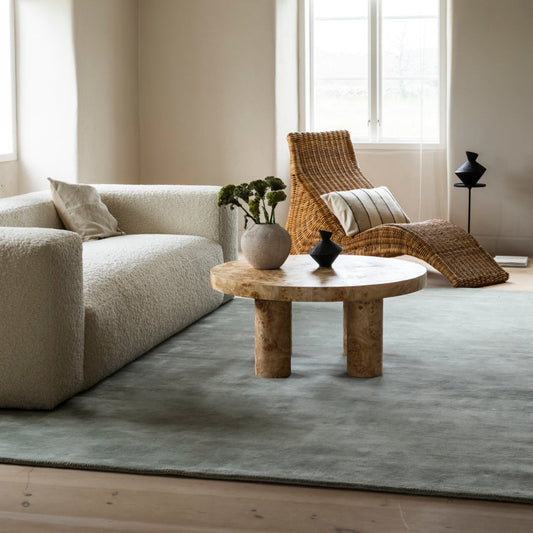 Ullteppet Classic Solid fra Layered er et klassisk og holdbart teppe laget av 100% ull. Teppet er perfekt for alle som ønsker et slitesterkt teppe med en elegant følelse! Teppet kommer i flere fine farger og lyse nyanser. Her i grønnfargen Sage.