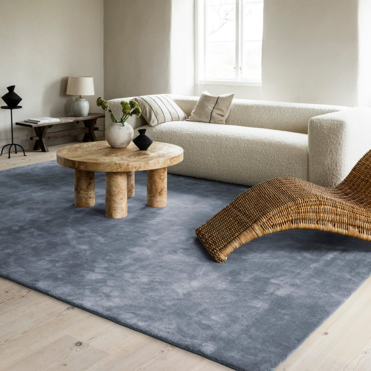 Blått er en fin kontrastfarge i ellers lyse innredninger. Her er ullteppet Classic Solid fra Layered i fargen Sky Blue.