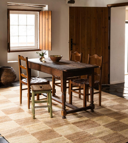 Teppene Sicilian Jute fra Layered henter inspirasjon fra de ikoniske sjakkrutede keramikkgulvene i storslåtte italienske villaer og palasser.