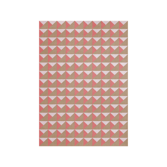Teppet Triangle fra Layered i toner av lys beige, brunt og rosa
