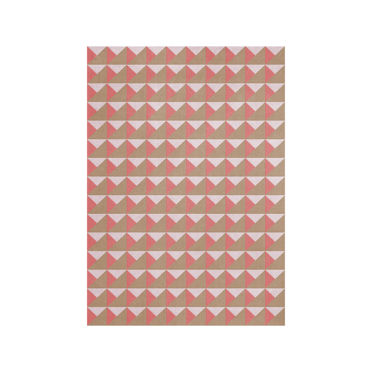 Teppet Triangle fra Layered i toner av lys beige, brunt og rosa
