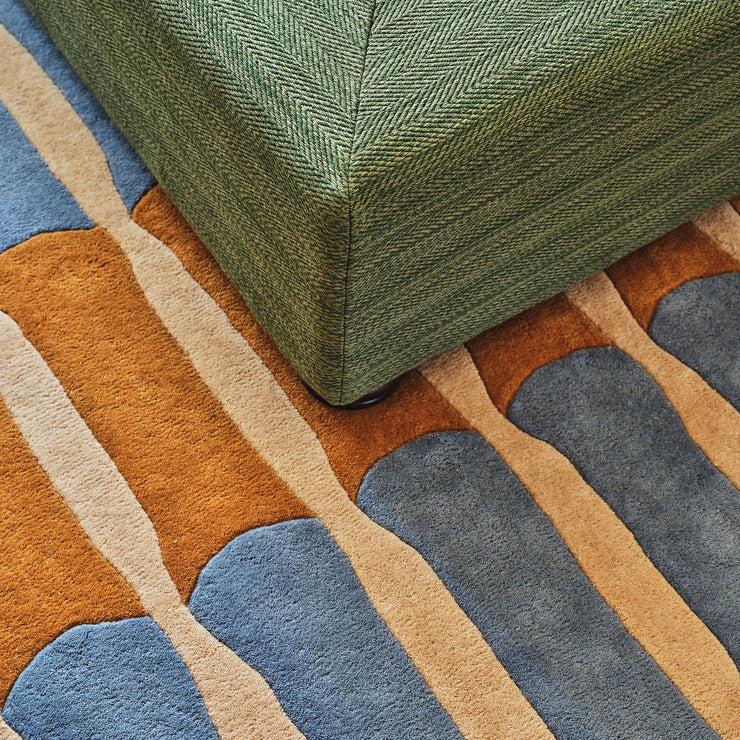Ullteppet Bamboo Forest fra Layered designet av Alice Crawley i fargen Azur Blue