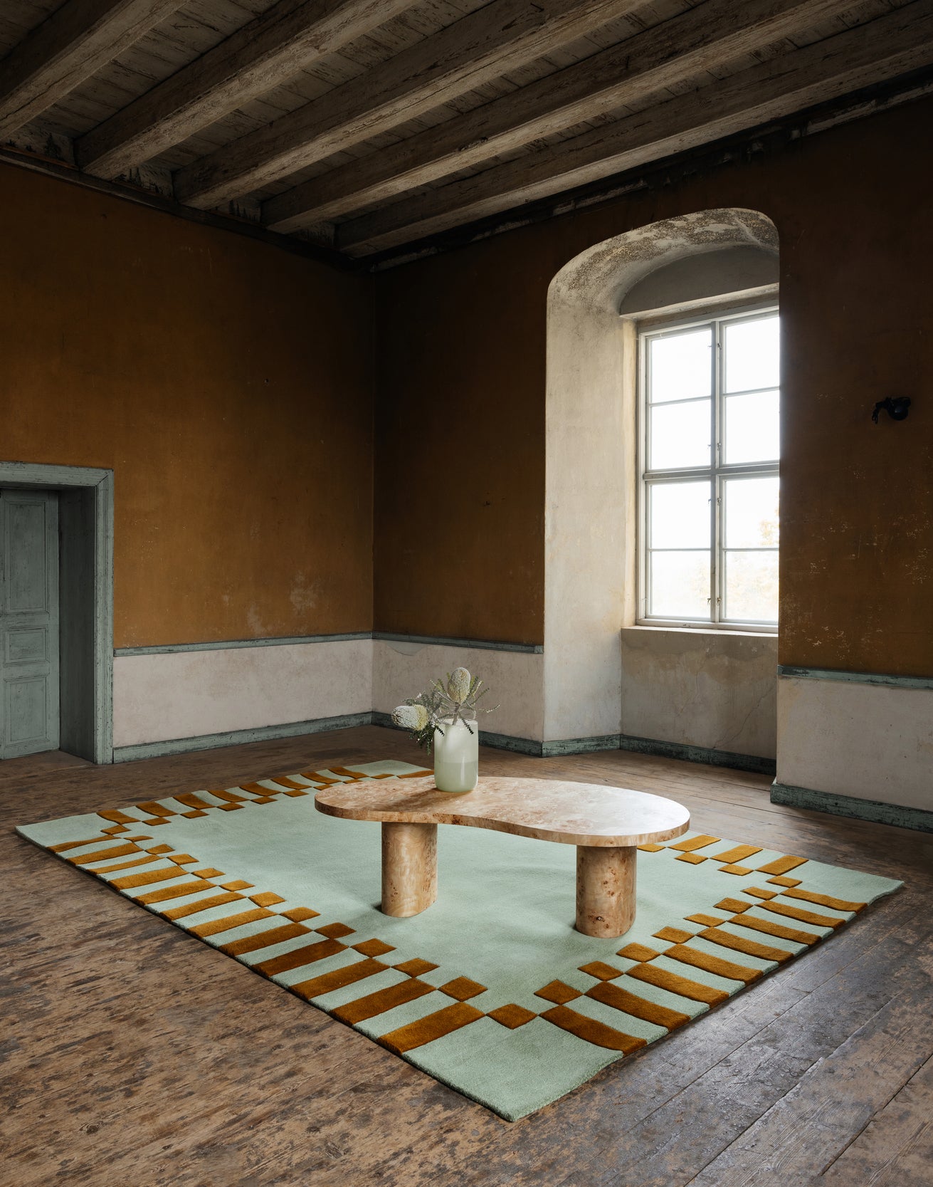 Grønt mønstret teppe fra Layered, Frame, designet av Tekla Evelina Severin, også kjent som Teklan.