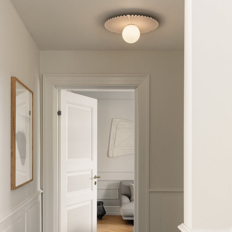 Selv om begge størrelser av lampen Liila Muuse fra Nuura kan brukes på både vegg og i tak synes vi den største varianten gjør seg ekstra godt som taklampe. Her i hvit utførelse.