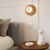 Den minste varianten av lampen Liila Muse fra Nuura blir kjempefin på et soverom, brukt som nattbordslampe.