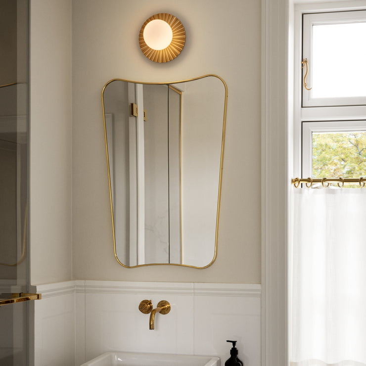 Lampen Liila Muuse fra Nuura er også godkjent for installasjon på badet! Da kan man enkelt myke opp et minimalistisk bad eller komplettere armaturer og annet interiør på vakkert vis. 